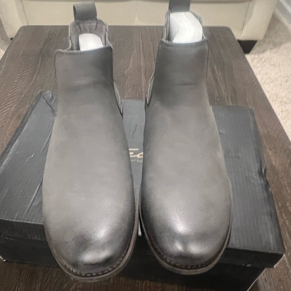 NWOT- Toecap charcoal Chelsea boot